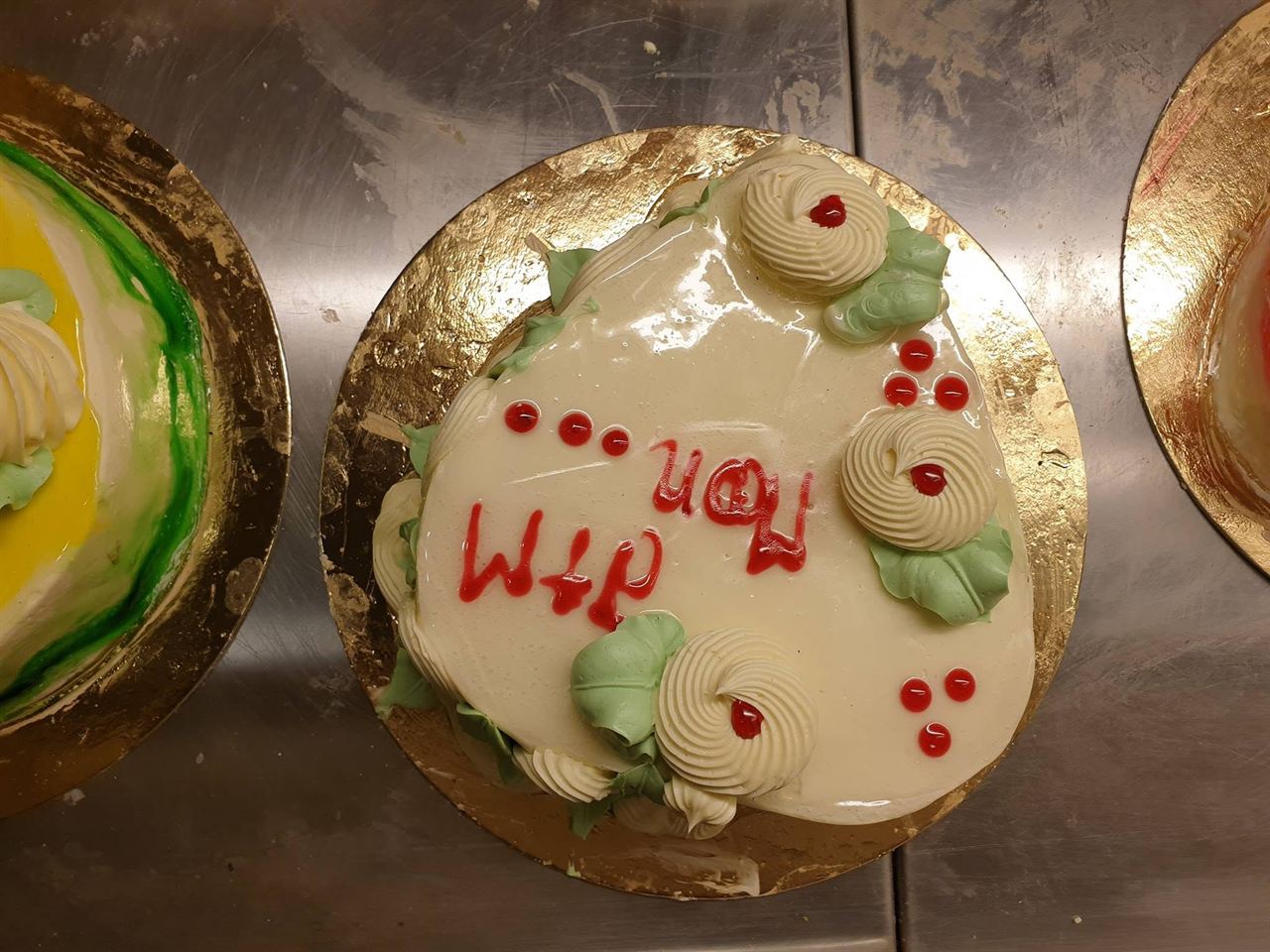 Gâteau d'anniversaire décoré à la main
