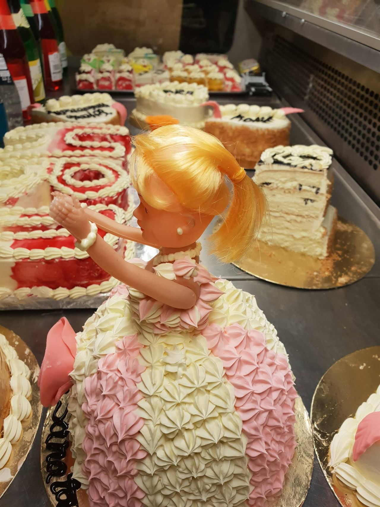 Gâteau princesse sculpté à la main, décor en crème rose et blanche