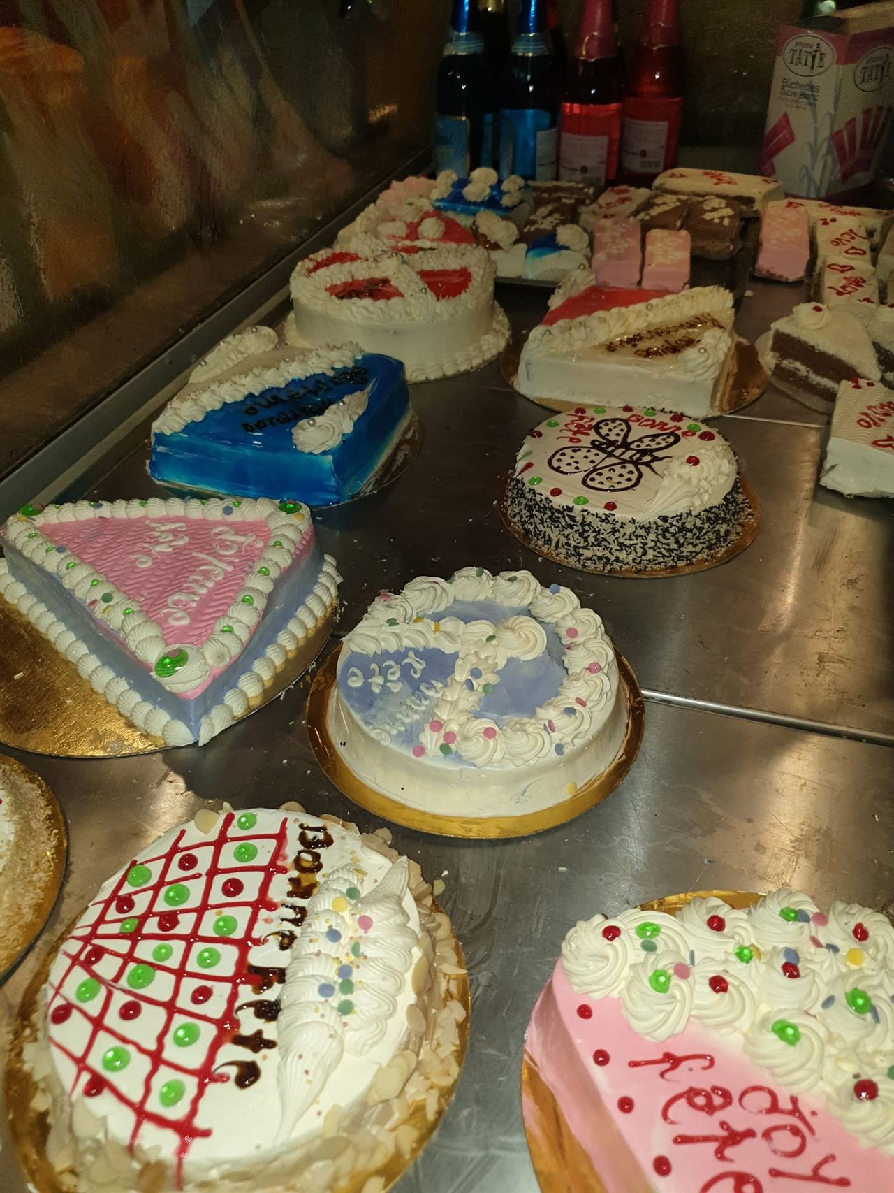 Gâteaux décorés en vitrine réfrigérée