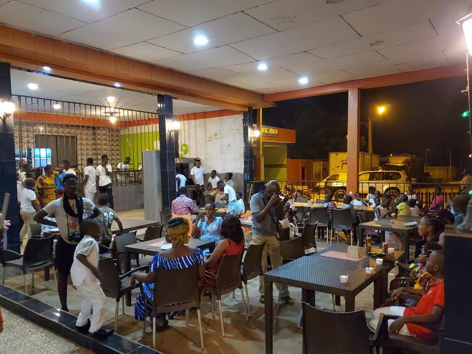 Des jeunes en soirée à La Brioche