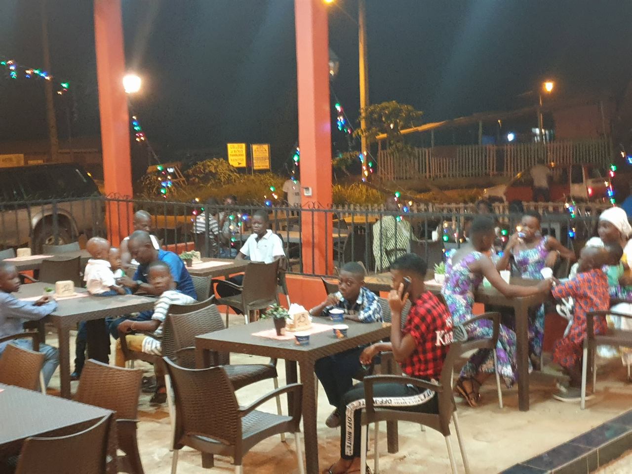 La terrasse animée le soir à La Brioche