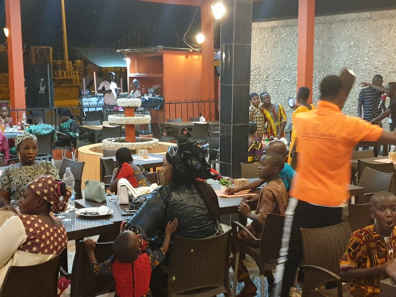 Une soirée sur la terrasse à La Brioche