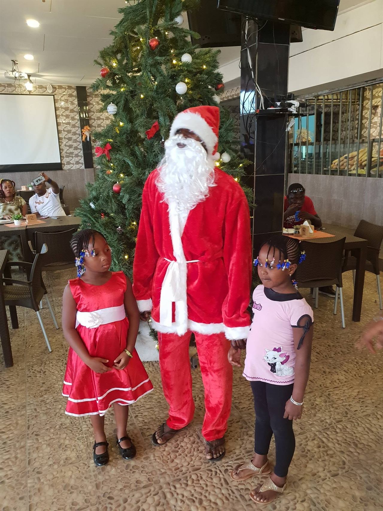 Le Père Noël et les enfants à La Brioche