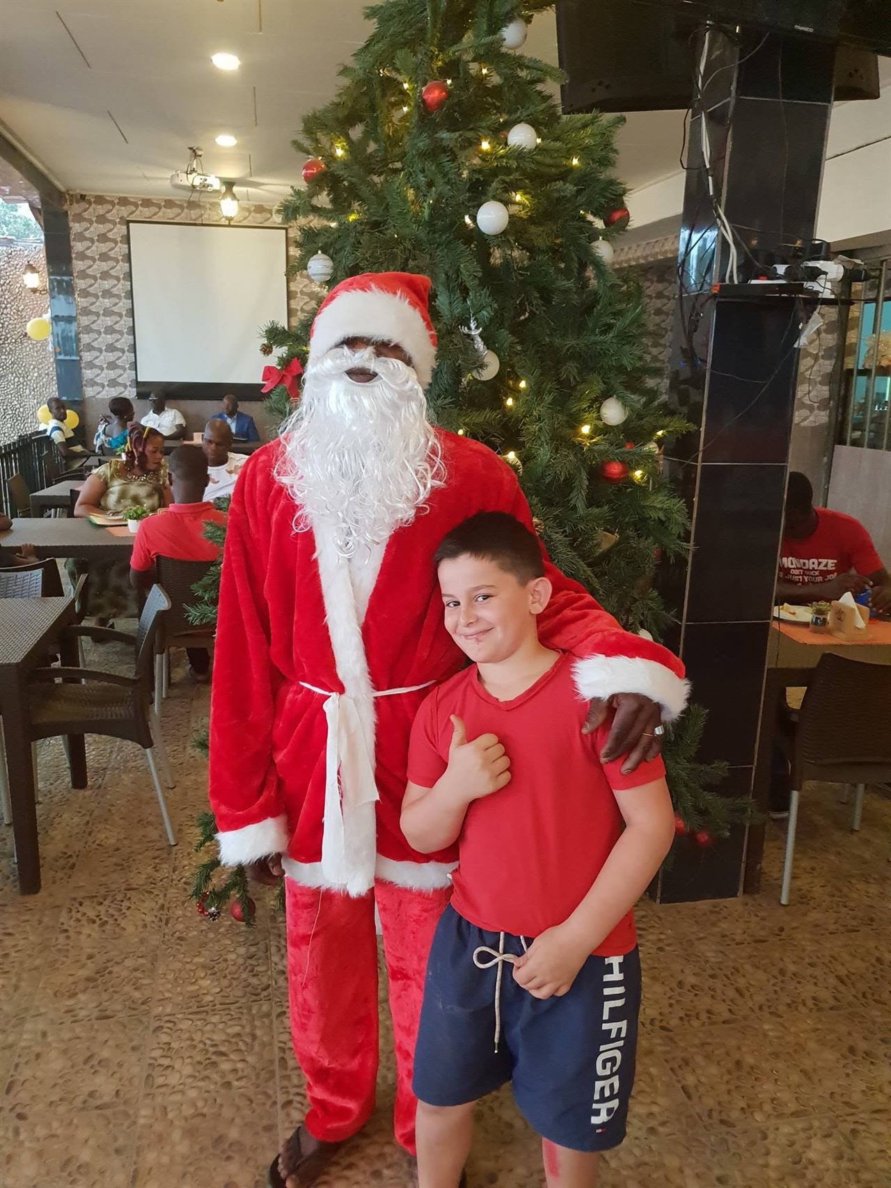 Un enfant et le Père Noël à La Brioche