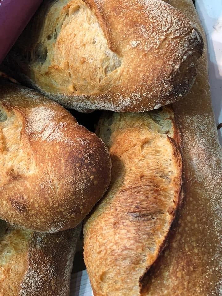Pains rustiques à la croûte dorée et farinée, sortis du four