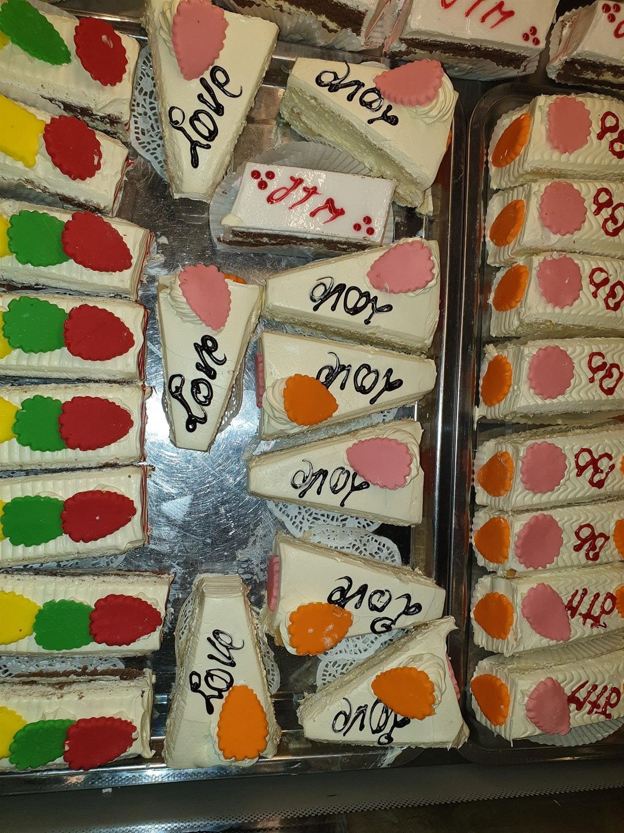 Petits gâteaux individuels alignés