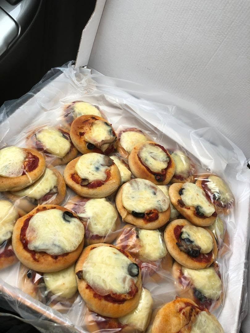 Mini-pizzas garnies prêtes à emporter