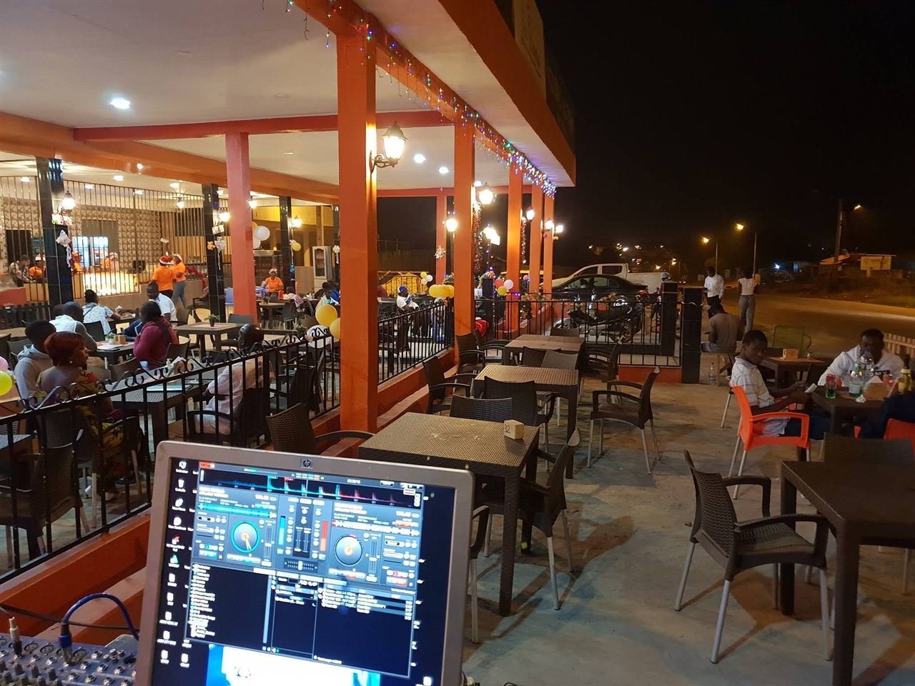 La terrasse de La Brioche illuminée à la tombée de la nuit